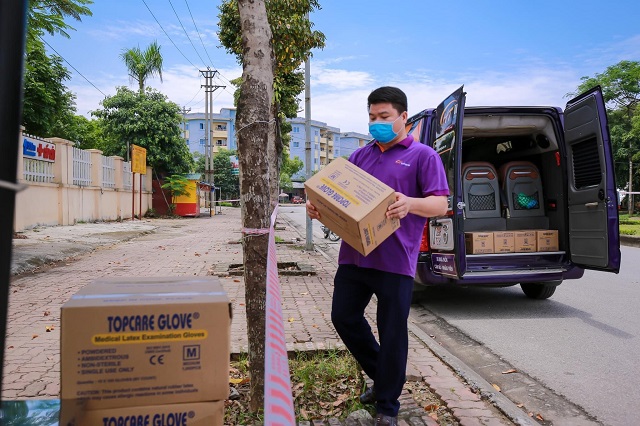 Ngay sau khi nhận được thông tin kêu gọi, Dr Hoàng Tuấn đã thực hiện "chuyến xe tốc hành" trao tặng 20 thùng găng tay y tế cho Bệnh viện Nhiệt đới Trung ương cơ sở Kim Chung, Đông Anh.