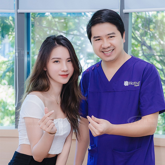 Bác sĩ Hoàng Tuấn chụp ảnh cùng nữ khách hàng nâng mũi và cắt mí