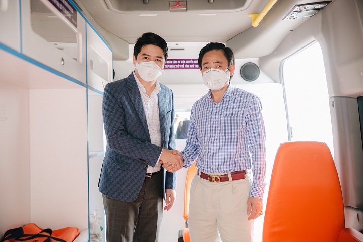 Ông Nguyễn Giang Long cùng BS Hoàng Thanh Tuấn thăm quan chiếc xe vận chuyển người bệnh