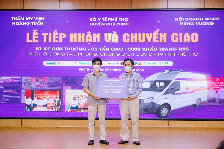 Hội doanh nhân Hùng Vương trao tặng 5.000 khẩu trang y tế N95