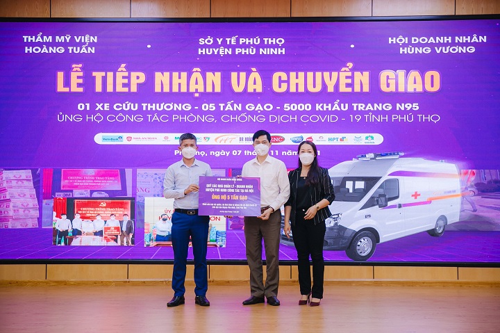  Quỹ các nhà quản lý - doanh nhân huyện Phù Ninh trao tặng 5 tấn gạo